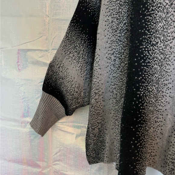 Wonderly plus size Batwing Sweater. Gray/Black.  Size 4X. Boat neck - Picture 4 of 7